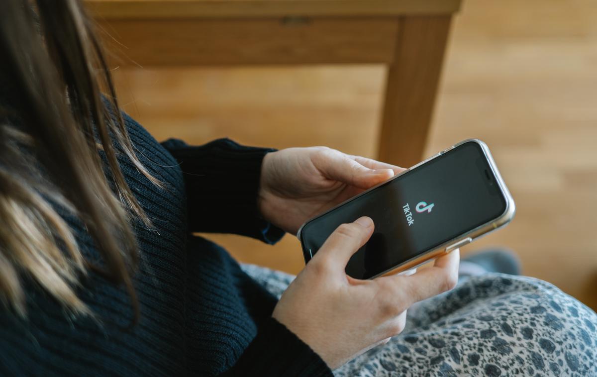 Mobilni telefon | V več evropskih državah sicer omejujejo uporabo pametnih telefonov v šolah s ciljem zmanjšati zasvojenost z zasloni in spletno nasilje šolajočih otrok. | Foto Guliverimage