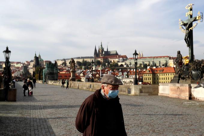 Tako prazen je bil 20. oktobra letos, dva meseca po tem, ko je Češko obiskal Marko Potrč in jo pohvalil, češ da so v češki prestolnici ljudje bolj svobodni kot v Sloveniji, znameniti Karlov most v Pragi. Češka vlada je namreč razglasila izredne razmere in v prizadevanjih za omejitev epidemije zaprla tako rekoč vse, kar se je dalo zapreti, uvedla je tudi obvezno nošnjo zaščitnih mask na prostem, kadar ni mogoče zagotoviti ustrezne razdalje med ljudmi. Šole so zaprte, pouk poteka na daljavo. 
 | Foto: Reuters