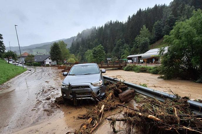 Poplave | Pri vozilih, v katera je voda vdrla v potniško kabino in je bil večji del motornega dela pod vodo, je povzročena škoda največkrat nepopravljiva in se popravilo ne izplača. | Foto Neurje.si / Facebook