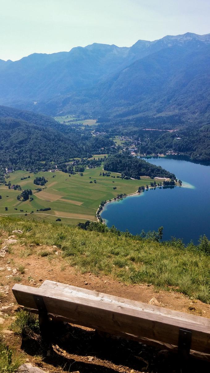 Prvo razgledišče, kjer se vam bo odprl čudovit razgled na Bohinjsko jezero, Rudnico in Spodnje Bohinjske gore, je na vzletišču jadralnih padalcev. V bližini je tudi spomenik NOB, posvečen spominu na padle planince železničarje. | Foto: Alenka Teran Košir