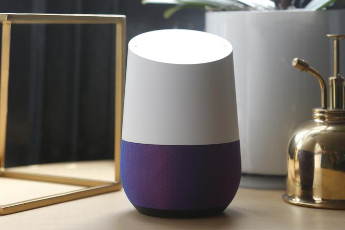 Echo je na tehnološki sceni kljub toplo-hladnim kritikam sprožil dovolj velik odziv, da Amazonovi tekmeci že pripravljajo protiofenzivo. Prvi bo s pametnim zvočnikom Google Home (na fotografiji)in pomočnikom Google Assistant internetni velikan Google. Svoj zvočnik že dela tudi Samsung. | Foto: Reuters