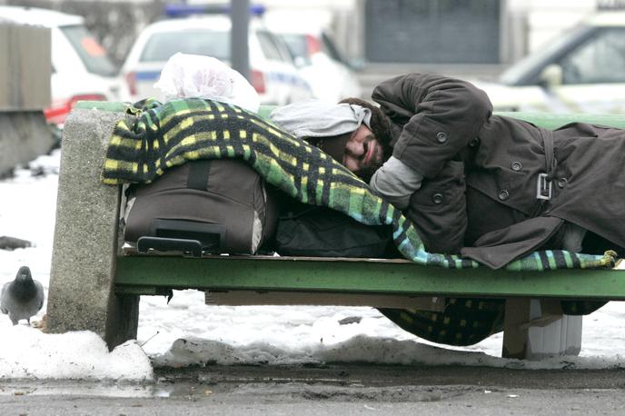 Brezdomec |  Brezdomci lahko v Ljubljani med tednom čez dan krožijo med različnimi organizacijami, ki jim ponujajo pomoč in podporo. Ob nedeljah in praznikih je velika večina prepuščena samim sebi. | Foto STA