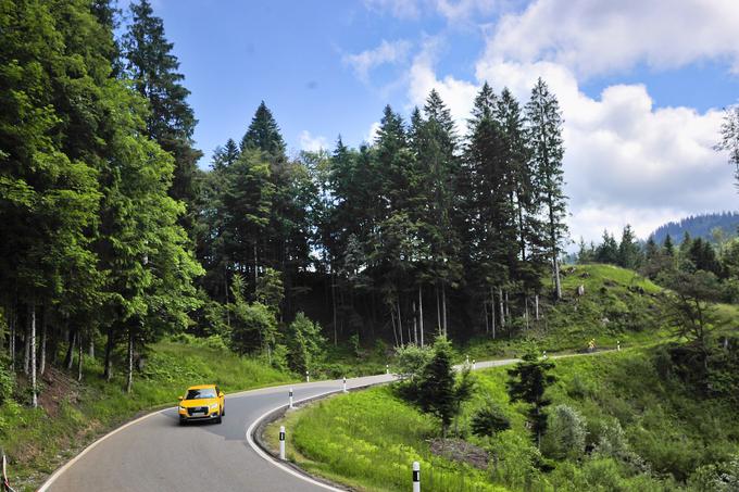 Na prvi vožnji smo vozili najzmogljivejšega dizla, ki s premikanjem lahkega vozila nima veliko dela in razvaja z obilico navora, a obenem priznamo, da smo bolj uživali ob uslugah 1,4-litrskega turbobencinskega stroja – tistega, ki ponuja tudi avtonomno izklapljanje valjev (drugega in tretjega v vrsti, ko razmere to dovoljujejo) in vsaj 50 odstotkov več veselja do priganjanja igle merilnika vrtljajev proti rdečemu polju. | Foto: Ciril Komotar