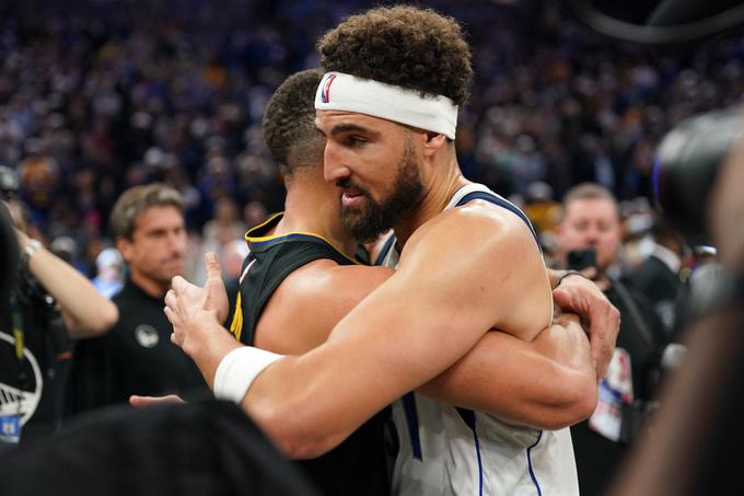 Klay Thompson in Stephen Curry sta si vrsto let delila slačilnico in osvajala številne naslove, tokrat pa sta stala na nasprotnih bregovih. | Foto: Reuters