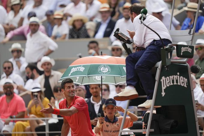 Novak Đoković je v prvem nizu sodniku dopovedoval, da naj pusti več časa za počitek. | Foto: AP / Guliverimage