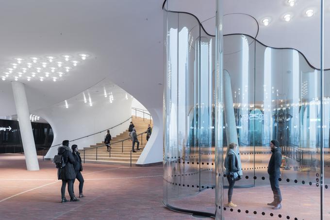 Hamburška filharmonija je nova mestna arhitekturna atrakcija, ki je nastala z vizijo, da dobi tudi vlogo novega urbanega središča. | Foto: www.elbphilharmonie.de