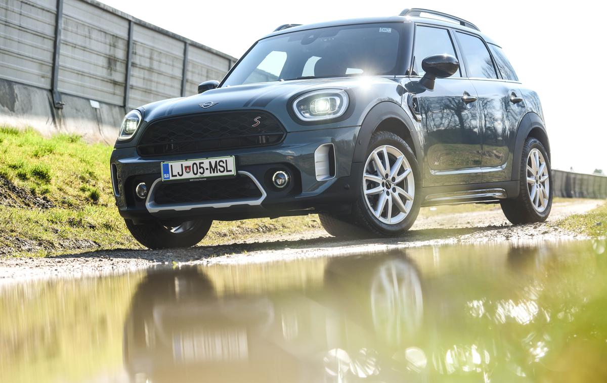 Mini countryman S | Premijski countryman cooper S ALL4 v osnovni različici stane 37.900 evrov, v testnem vozilu pa je še za 22 tisočakov dodatne opreme, katere dolg seznam obsega 36 postavk. | Foto Gašper Pirman