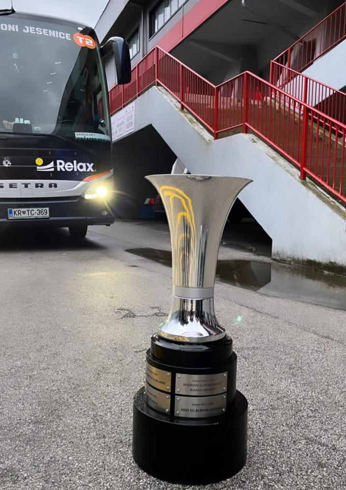 Pokal je zjutraj pripotoval na Jesenice, kjer bo ob 17. uri uradni sprejem. | Foto: HDD Sij Acroni Jesenice