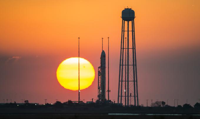 Robotsko vesoljsko plovilo Ulikses (Ulysses) je leta 1990 na krovu space shuttla Discovery poletelo na raziskovanje Sonca. Preučevalo je Sončevo magnetno polje, Sončev veter (električno nabiti delci, ki uhajajo iz Sončeve atmosfere) in gostoto prašnih delcev, ki v Osončje prihajajo od zunaj.  | Foto: Reuters