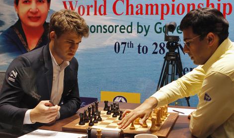 Carlsen izkoristil prednost belih figur in po polovici dvoboja z Anandom vodi