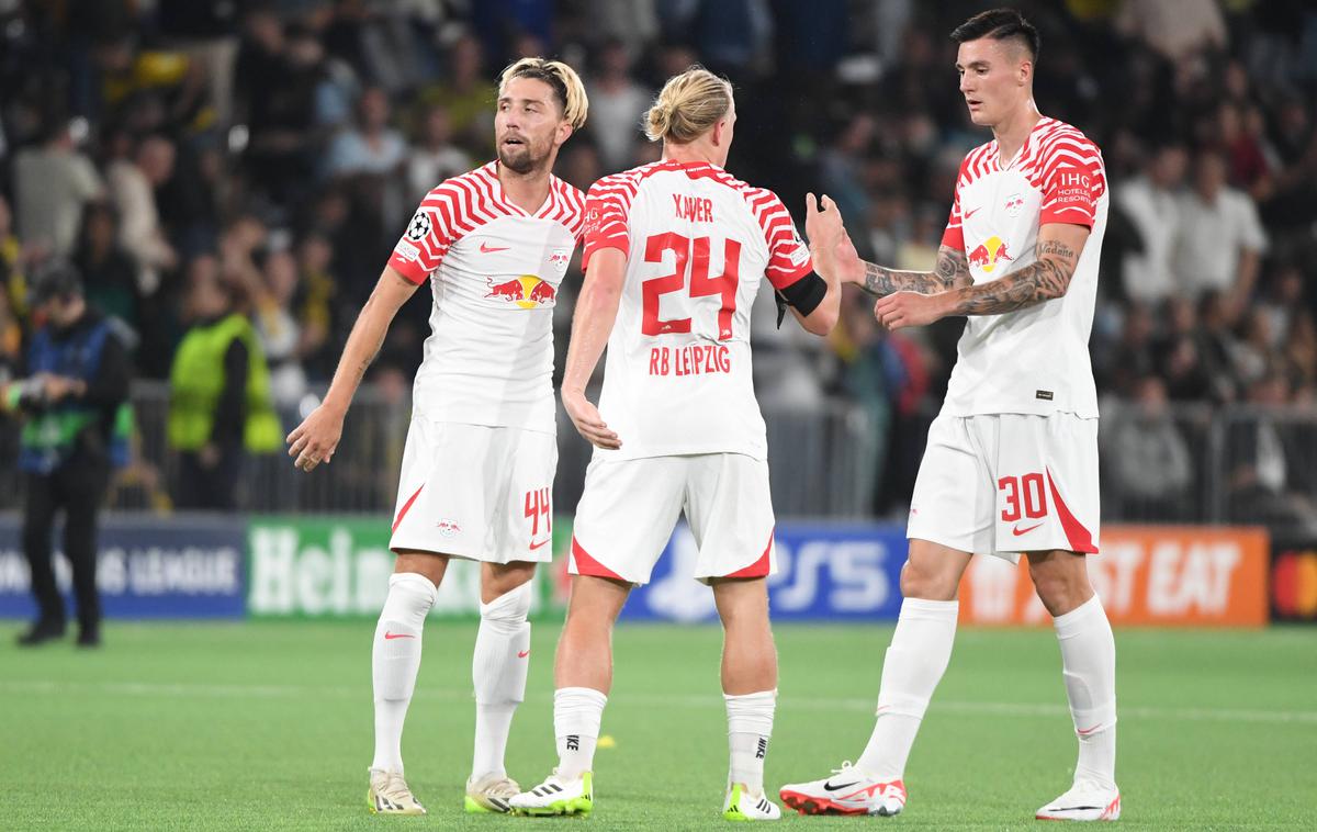 Benjamin Šeško | Benjamin Šeško je postal najmlajši nogometaš Leipziga, ki je zabil gol v ligi prvakov. Tako sta mu za zadetek čestitala rojak Kevin Kampl, ki je bil njegov kapetan, in strelec drugega zadetka Xaver Schlager. | Foto Guliverimage