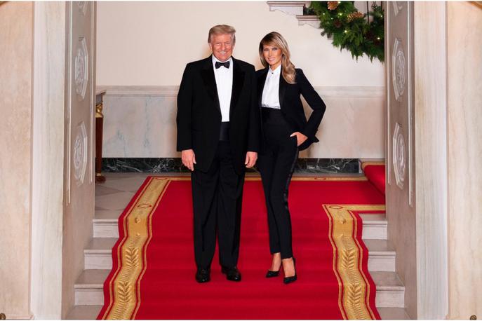 Melania Trump, Donald Trump | Zadnji božični portret zakoncev Trump je po mnenju nekaterih uporabnikov Twitterja in poznavalcev fotografije prirejen. | Foto Twitter