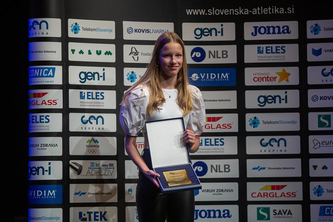 Trinajstletna atletinja Lina Žlindra je na prvenstvu šol opozorila na napako v zapisniku in ostala brez medalje. Atletska zveza Slovenije ji je za nesebično potezo podelila nagrado za fair play.  | Foto: Peter Kastelic/AZS