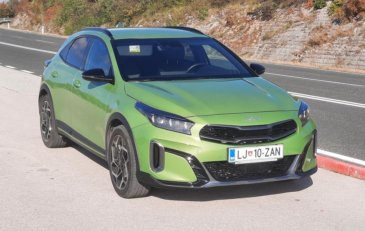 Kia xCeed | XCeed je dobil nova žarometa z integriranima meglenkama, posebej izstopata navpični reži za dovod zraka proti kolesom in zavoram. | Foto Aleš Črnivec