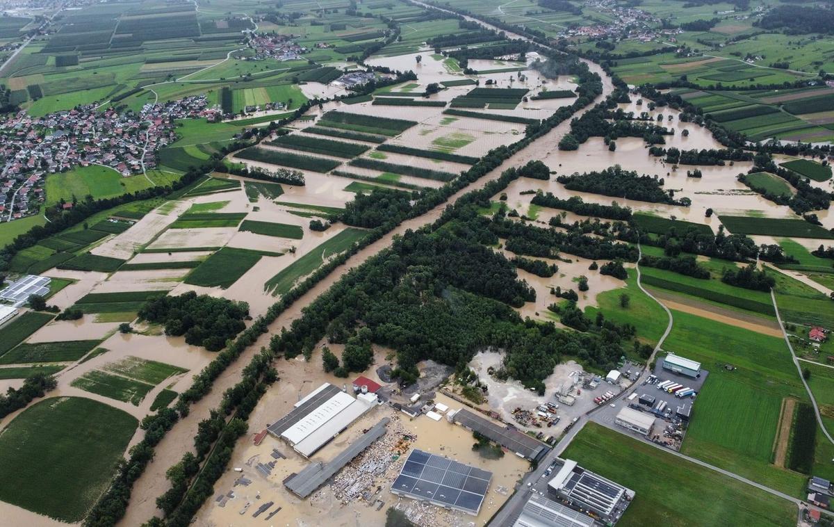 Bisol, poplave | Med posebej prizadetimi podjetji so KLS Ljubno, TAB Mežica, BSH Hišni aparati, Cablex-M, Bisol, enota Cinkarne Celje v Mozirju in Thermana Laško (na sliki poplavljeni Prebold z objekti podjetja Bisol).  | Foto STA / Bisol Group