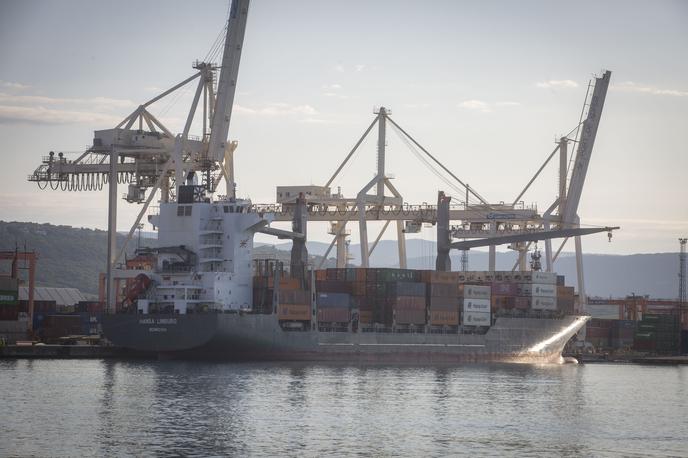 Kontejnerski terminal. Luka Koper. Pristanišče. | Zaradi zasedenosti zalednih skladišč se kontejnerji daljši čas zadržujejo na terminalu.  | Foto Bojan Puhek