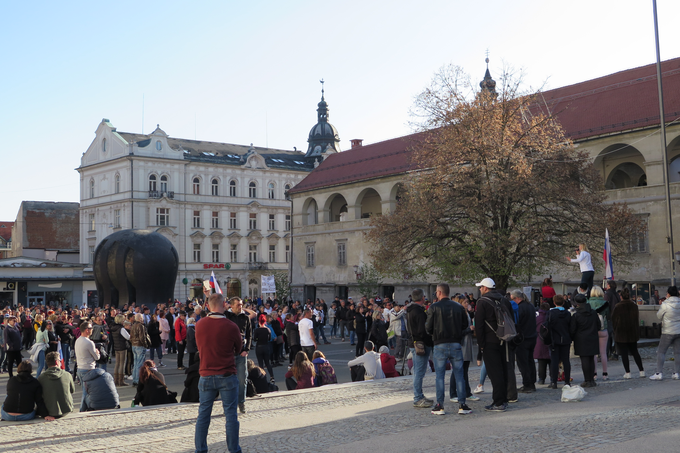 Po prvih podatkih Policijske uprave Maribor se je neprijavljenega shoda, ki je bil sklican prek spletnih družbenih omrežij, udeležilo okoli 400 ljudi. | Foto: STA ,