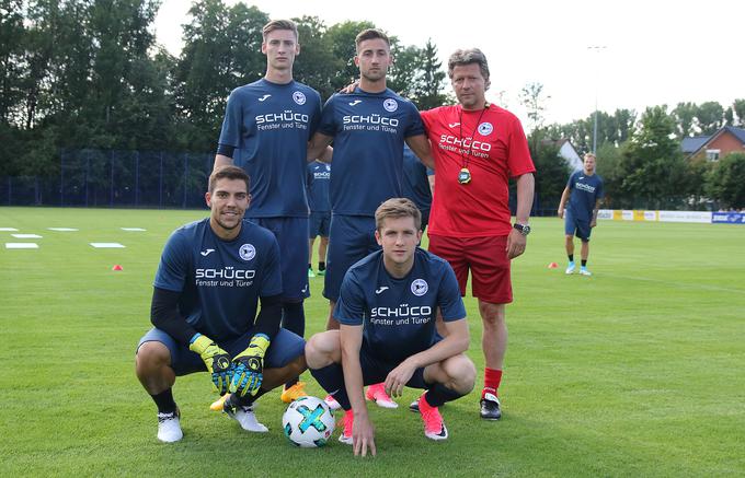 Trener Jeff Saibene v družbi štirih novincev. | Foto: arminia-bielefeld.de