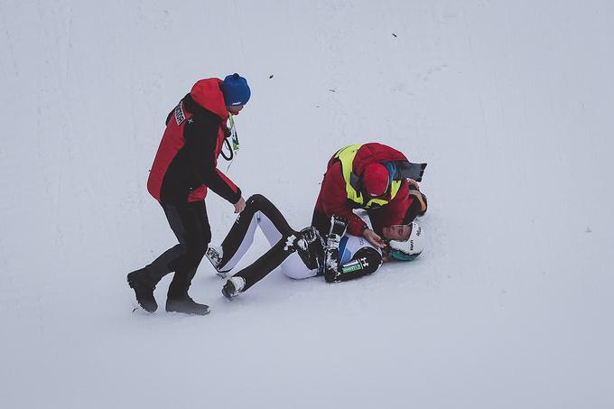 Peter Prevc je ob groznem padcu ostal pri zavesti. | Foto: Sportida