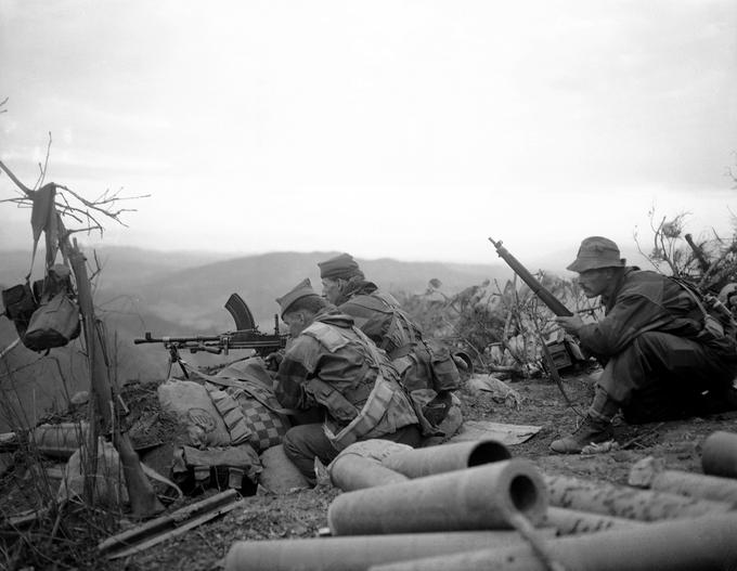 Proti severnokorejskim in kitajskim enotam so se med korejsko vojno bojevali vojaki iz kar 23 držav. Na fotografiji iz leta 1951 vidimo britanske vojake, ki branijo svoje položaje pred napadom kitajskih vojakov. | Foto: Guliverimage/Vladimir Fedorenko