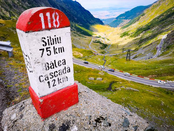 Eden izmed značilnih romunskih obcestnih kamnov na poti proti Transfagarasanu. | Foto: Gregor Pavšič