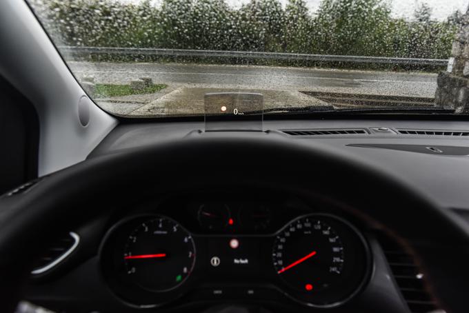 Pri ceni okrog 24 tisoč evrov (brez popusta) ima crossland X lahko tudi nekaj uporabnih varnostno-asistenčnih sistemov. Med njimi je tudi projekcijski zaslon oziroma "head-up display". | Foto: Gašper Pirman