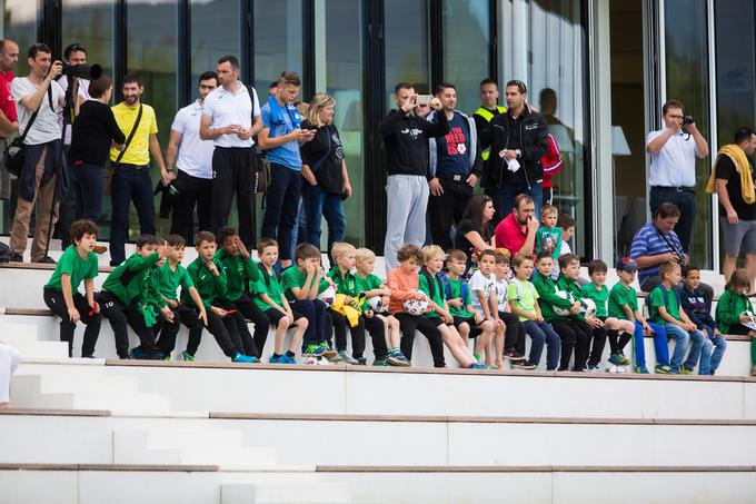 Podmladek škofjeloškega nogometnega kluba je prišel pozdravit someščana Oblaka. | Foto: 