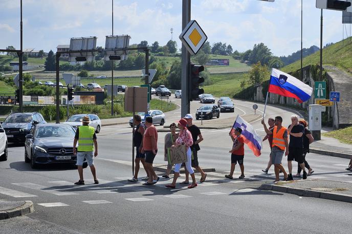 Protestni shod Šentilj | Protestni sprehod čez cesto, s katerim so upočasnili vožnjo avtomobilov. | Foto STA