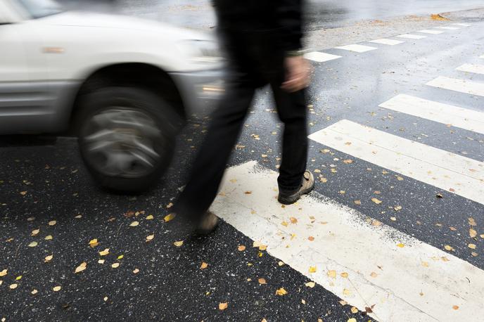 pešec | 62-letna peška je prečkala lokalno cesto.                       Fotografija je simbolična. 