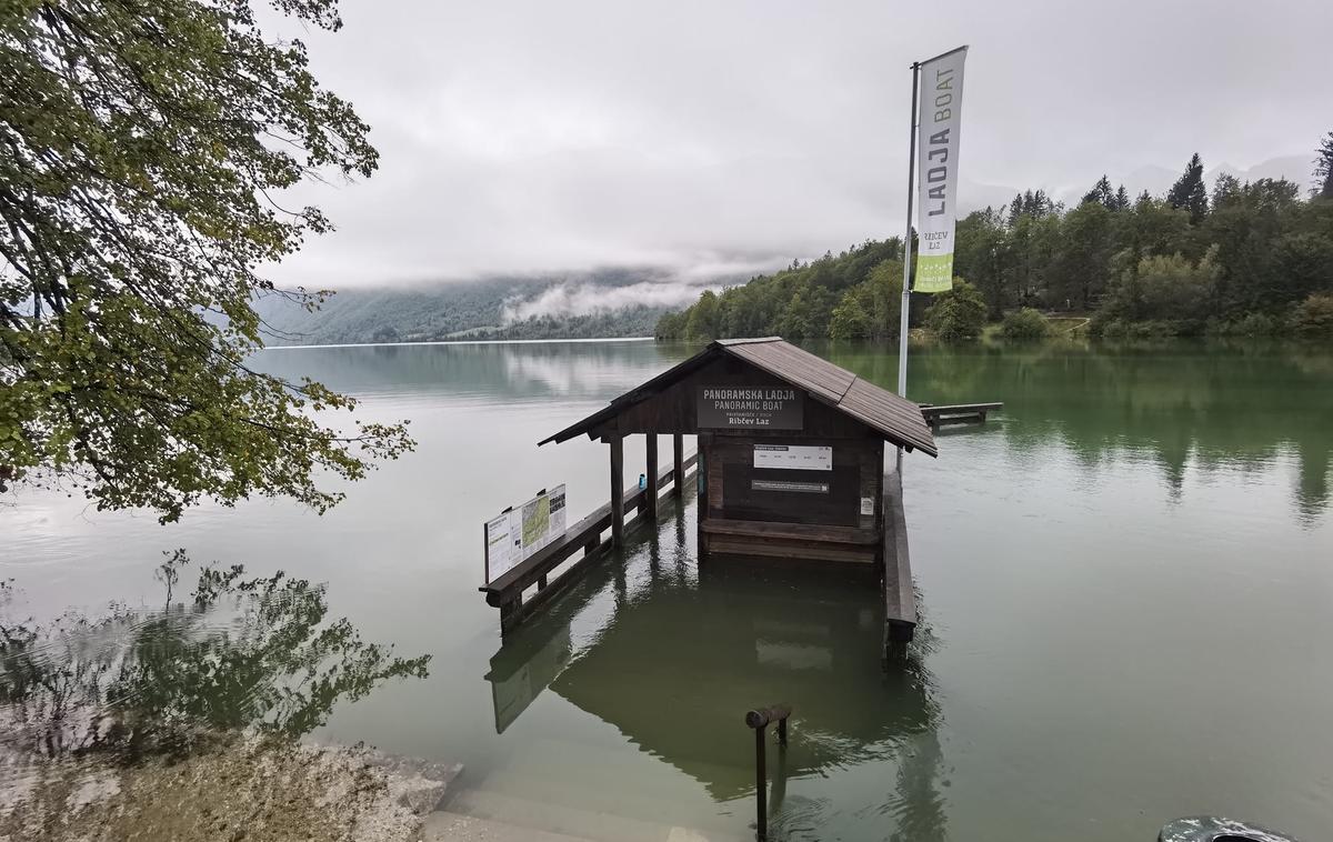 Bohinjsko jezero | Bohinjsko jezero je po močnem deževju ponoči močno naraslo. | Foto Neurje.si