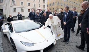 Lamborghini huracan s podpisom papeža na dobrodelno dražbo #foto