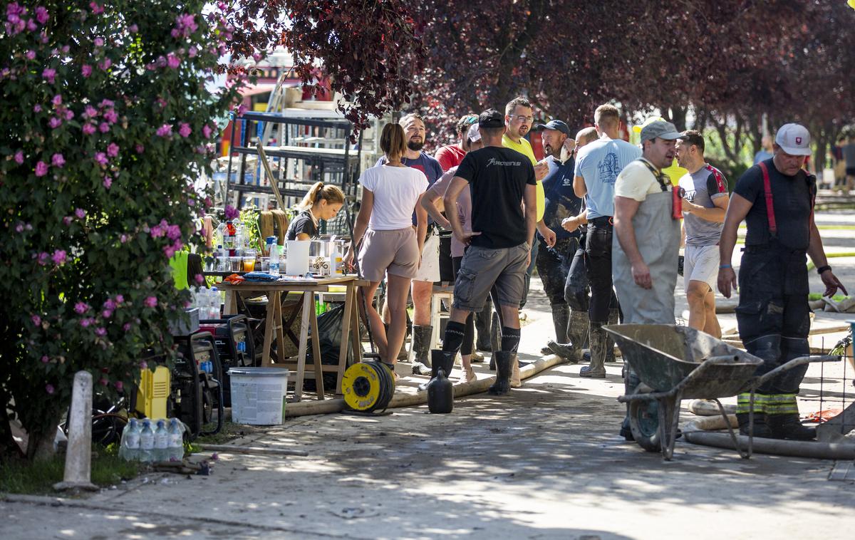 Poplave | ​ "Številne občine so majhne, zato mnoge niti nimajo več dovolj primernih zemljišč za gradnjo. V želji ustreči so vseeno spreminjale občinske prostorske dokumente in poplavno ogrožena območja spreminjala v zazidljiva zemljišča. Odgovornost zdaj nosijo tako občine, ki so omogočale te spremembe, kot država oziroma ministrstvo in druge institucije ter organi, ki dajo soglasje k spremembam prostorskih dokumentov," pravi Vladimir Prebilič.  | Foto Ana Kovač