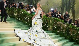 Obleko Gigi Hadid za Met Gala so ustvarjali kar 13.500 ur