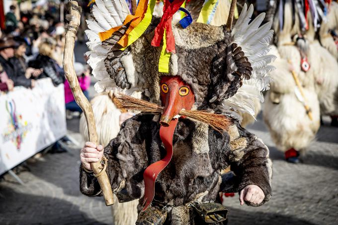 Vsak kurent ima unikatno poslikano masko.  | Foto: Ana Kovač