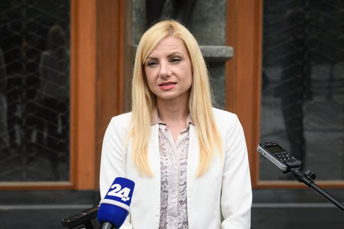 Tatjana Bobnar je med razlogi za svoj odstop z mesta notranje ministrice sicer navedla tudi, da premier Golob ni želel potrditi članov njene ekipe, povrnitev zaupanja pa naj bi pogojeval tudi z odpustitvijo določene osebe. "Ta izjava veliko kroži po medijih, vendar se te izjave ne spomnim oziroma je nikoli nisem slišala," je med drugim poudarila Tina Heferle. | Foto: STA ,