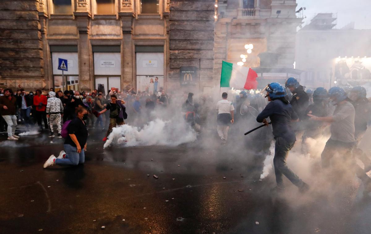 Rim | Protestniki so poskušali predreti barikade in metali različne predmete in petarde. | Foto Reuters