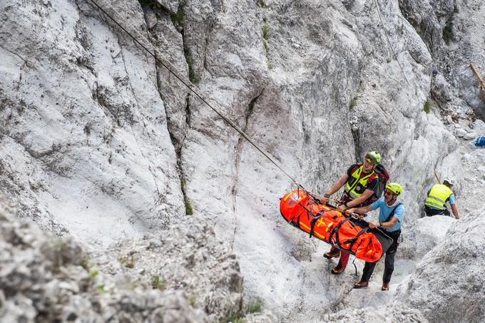 Slovenske gore ostajajo krušljive, nevarne in s tega vidika nič manj nevarne kot pred sto leti. Kljub titanu, dinamičnim vrvem, goretexu, helikopterju in štirikolesnemu pogonu ter hitrejšemu odzivu pa so gorski reševalci še vedno prostovoljci, ki se pač odzovejo, vedno, ko se od zgoraj oglasi tresoči glas, poln obupa. Kljub nevarnem okolju, prek vrtoglavih prepadov, krušljivih sten in globokega snega se trudijo prebiti nekam tja daleč, visoko z namenom, da bo nekdo, ki jih potrebuje, dobil novo priložnost. Bit njihovega početja in volja sta enaka kot pred več kot stotimi leti, ko so se prvič odpravili na pomoč.  | Foto: Klemen Korenjak