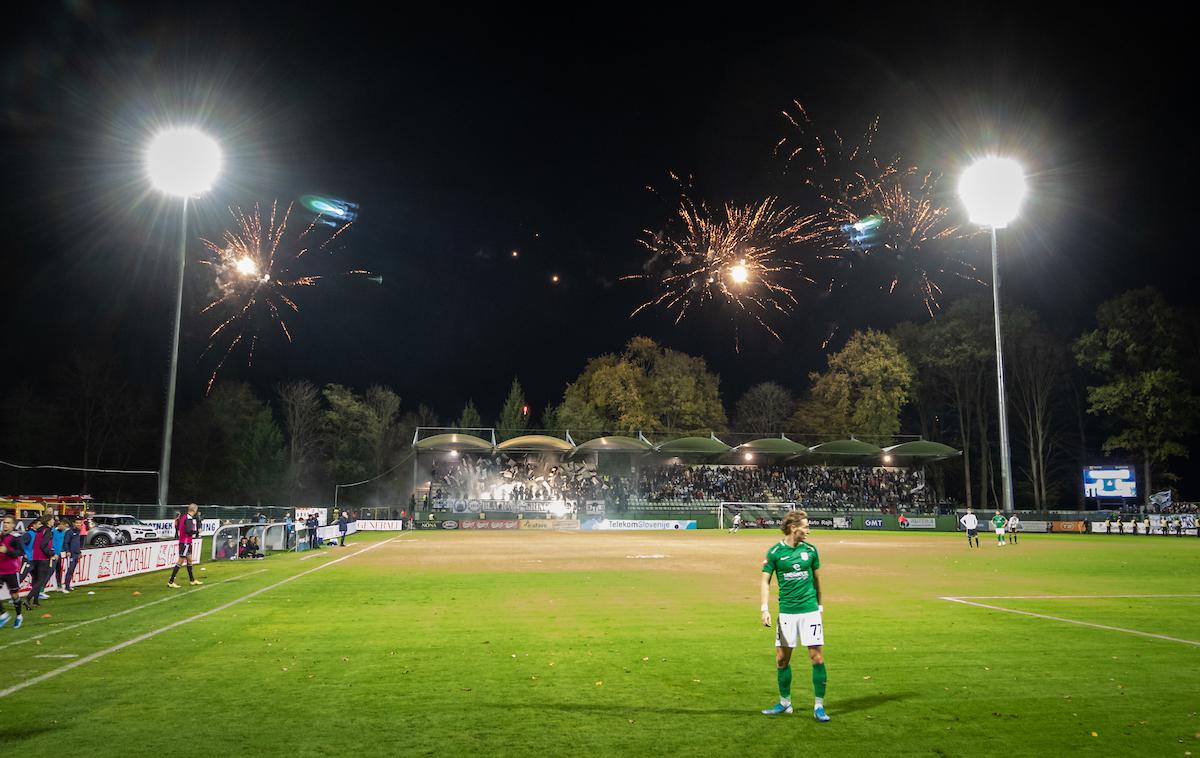 Mura - Olimpija | limpija, ki je gostovala v Murski Soboti, je bila kaznovana zaradi navijaškega prižiganja bakel. | Foto Blaž Weindorfer/Sportida