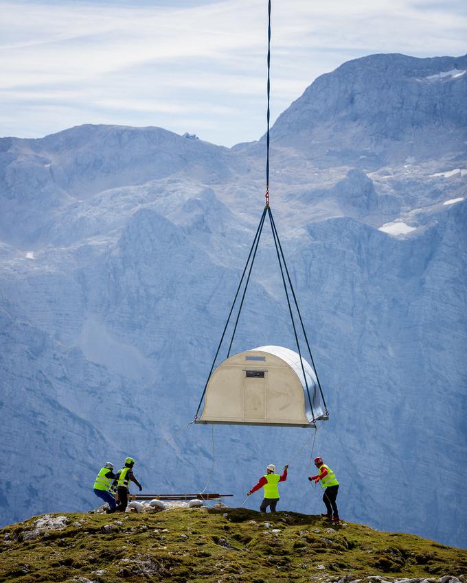 Pred 80 leti so graditelji ves material na Jezera znosili na hrbtih, pri rekonstrukciji jim je bil v veliko pomoč helikopter Slovenske vojske. | Foto: Anže Čokl