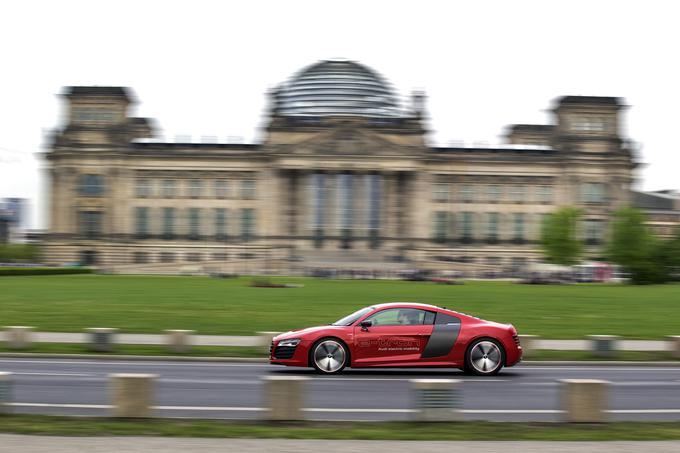 "Dva moja tehnična dojenčka sta audi A1 e-tron in audi R8 e-tron. Ta dva avtomobila imata za mene poseben pomen. Novi Q6 e-tron ima 80 odstotkov elektronike in elektrike več od R8 e-tron. Tudi polnjenje. To so bila dognanja, ki smo se jih takrat naučili. Ta R8 e-tron je bil nepojmljivo drag, cene vam ne smem povedati." | Foto: Audi