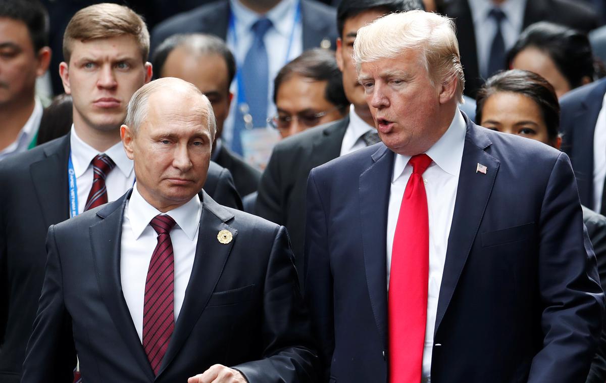 Donald Trump, Vladimir Putin | Bo ruski napad na Ukrajino poslabšal možnosti Donalda Trumpa za morebitni naskok na Belo hišo leta 2024? Trump se zagotovo zaveda nevarnosti, da ga bodo demokrati skušali čim bolj povezati z Vladimirjem Putinom. To skuša preventivno preprečiti tudi s svojo tožbo proti Hillary Clinton in več drugim demokratom, češ da so ga lažno obtožili dogovarjanja z Rusijo pred volitvami 2016. | Foto Reuters