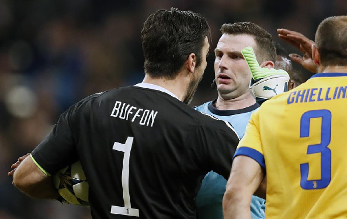 Michael Oliver, Gianluigi Buffon | Foto Getty Images