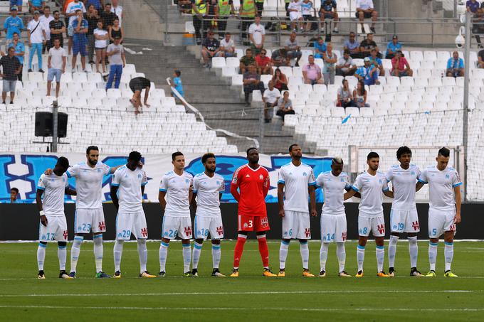 Tudi nogometaši Marseilla so se pred nedeljskim srečanjem spomnili na žrtve terorističnega napada v Barceloni. | Foto: Reuters