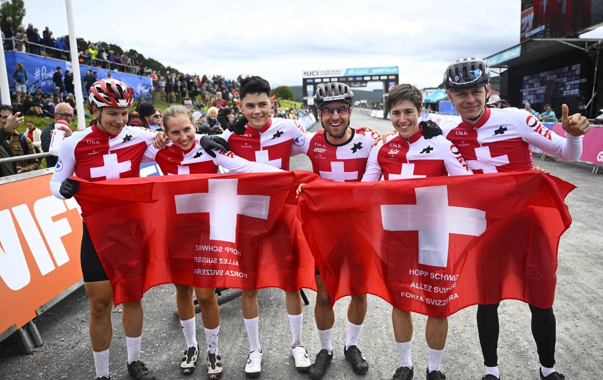 Švica, mešana štafeta, gorsko kolesarstvo | Nino Schurter, Dario Lillo, Nicolas Halter, Linda Indergand, Ronja Blochlinger in Anina Hutter so osvojili novo zlato za Švico. | Foto Guliverimage