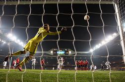 Jan Oblak za trenutek izgubil zavest, zdaj je v bolnišnici