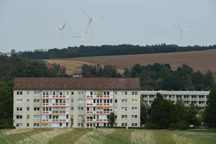 Zwickau | Zlasti v nemški zvezni deželi Saški so se pred zveznimi volitvami pojavili številni predvolilni plakati s spornimi napisi. Na fotografiji je saško mesto Zwickau, ki ga nemški mediji pogosto opisujejo kot skrajni desnici naklonjeno mesto. | Foto Reuters