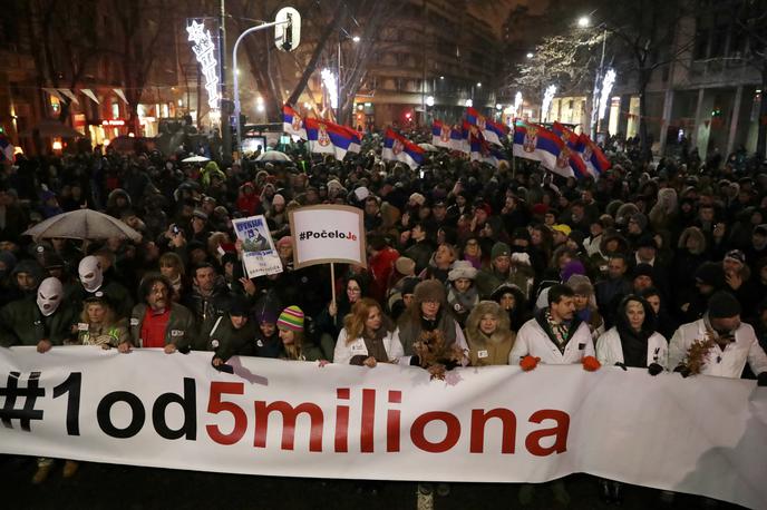 protesti Beograd Srbija | Protestno gibanje v Srbiji podpira vrsta opozicijskih strank, od levih do skrajno desnih. Kritiki protestov opozarjajo, da sobotni shodi obsojajo Vučićev avtokratski način vodenja države, da pa njihovi organizatorji doslej niso ponudili nobenih alternativ. | Foto Reuters