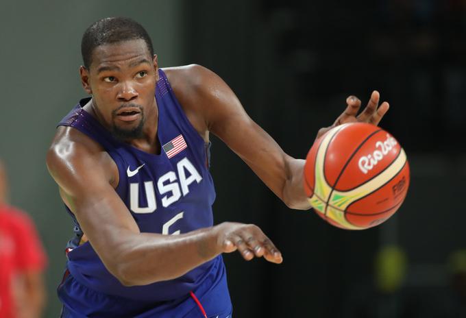 Na olimpijskih igrah v Riu ga je potrepljal po rami ameriški košarkarski superzvezdnik Kevin Durant in želel z njim izmenjati "olimpijske" značke. Marko Bezjak jih žal ni imel pri sebi. | Foto: Guliverimage