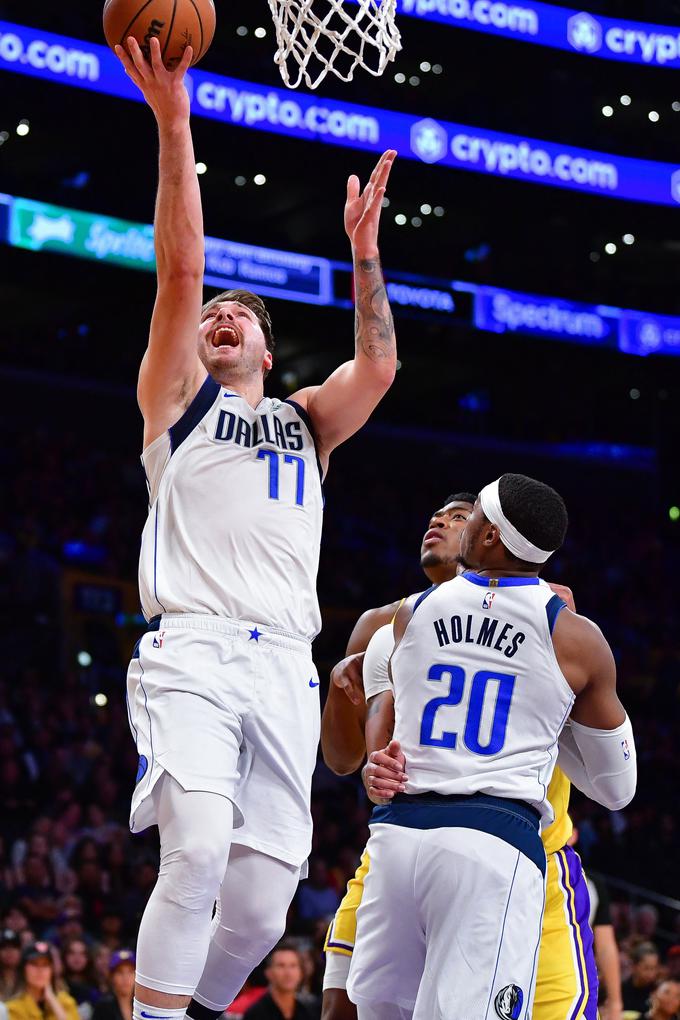 Luka Dončić je v zadnji četrtini skupaj s soigralci zelo trpel. Lakers so jih nadigrali s 30:13, a so se na koncu Mavericks po petih zaporednih točkah Kyrieja Irvinga le razveselili zmage. | Foto: Reuters