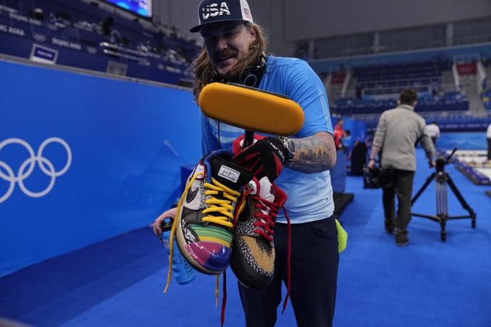 Mat Hamilton | Ameriški tekmovalec v curlingu Matt Hamilton je eden najbolj opaznih likov na letošnjih olimpijski igrah. Kot je pojasnil, je njegova pričeska taka, kot je, z globljim razlogom.  | Foto Guliverimage